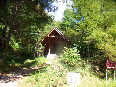 こんな山奥なのに立派なトイレがあった