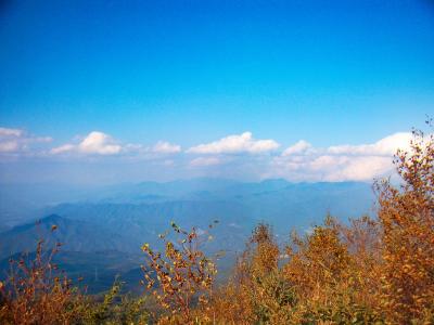 先にビューポイントへ。展望があるけど、霞んでいて何の山が見えているかわからない。霞んでいなければいいよく見えるんだろうけど・・・