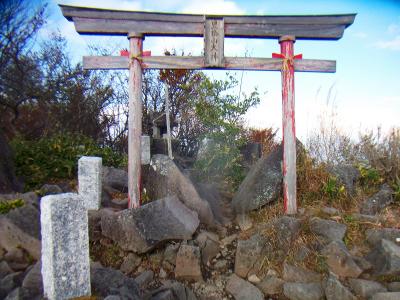 山頂手前には黒檜山大神という鳥居があった