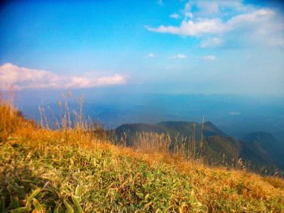 ここからも展望があったけど、やはり霞んでいて薄っすらと山々が望めた