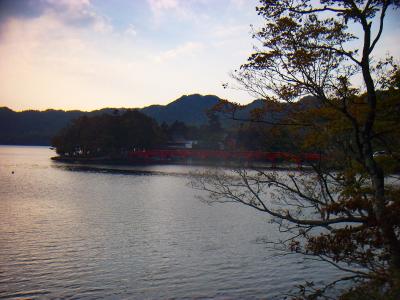 大沼沿いの道路を歩いていると結構観光地っぽい感じだけど、パワースポットになってるのかな！？
