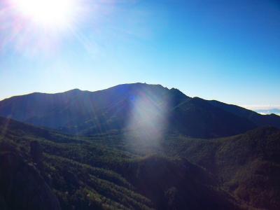 次に登る金峰山。山頂付近にある尖った五丈石がよく目立つ