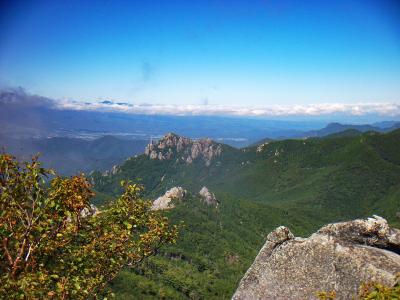 さっき登った瑞牆山が下に見える。瑞牆山って山容は岩だらけでカッコいい！