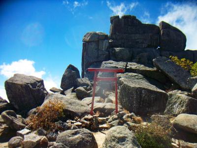 五丈石の裏には鳥居があった。これも祭られているんやね