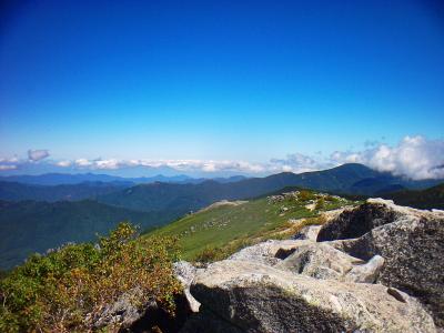 東側の山が何かよくわからないけどおそらく地元では有名な山だろう
