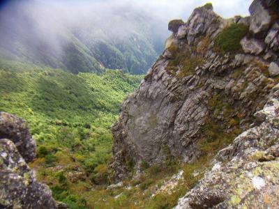 写真では伝わらないが、すごい谷底と迫力ある岩だった