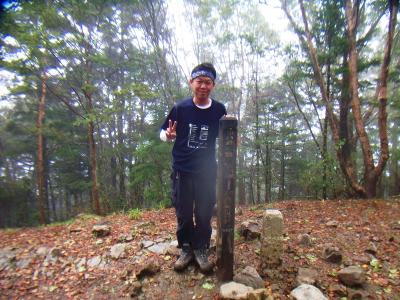 百名山の一座を登頂したので記念撮影をする