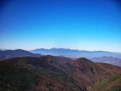 これは形的に八ヶ岳。距離的にも近いから山肌もうっすら見えてる