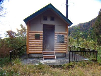 この小屋みたいなところまでくると林道はついに終わる。１時間ほどの林道歩きは疲れた