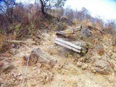 こういう鎖場もあるけど、この付近だけだったと思う