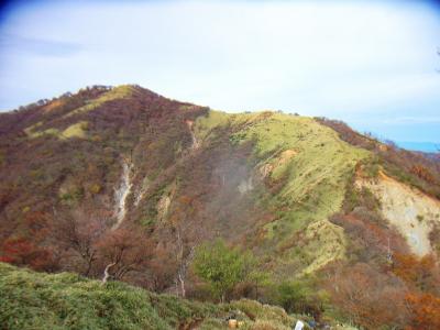 蛭ヶ岳の山頂が見えてるけど一旦下って登ってという感じ。見えてるけどちょっと着かない感じ