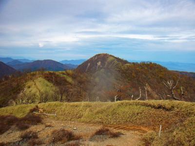 丹沢山を振り返る。あんなところから歩いてきたんだなって思うけど、後でまた戻るんだよね