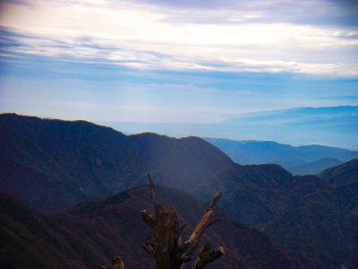 向こう側は海かな。霞んでいて何が見えてるかわからないけど・・・