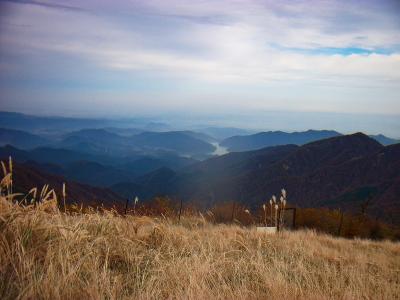 市街地が遠く見えるが、夜景というレベルのものではない。蛭ヶ岳は丹沢でもかなり奥地にあるので・・・