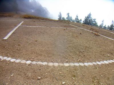 これはヘリポートっぽいけど、なぜ登山道の途中にあるのか不思議だった