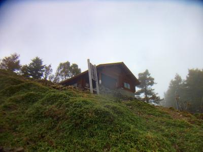 避難小屋が見えた。ここまできたら山頂はすぐそこ