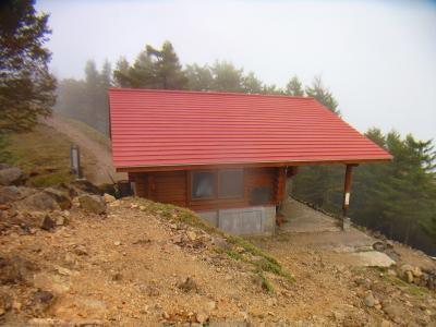 結構立派な避難小屋だった。でも小屋は狭そうなので宿泊とかはできそうにないな