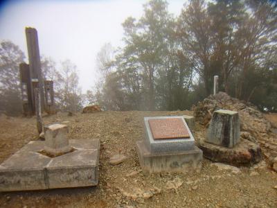 雲取山山頂はこんな感じ。立派な三角点もあって結構広かった