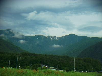 下から宝剣岳をみるが、ちょっとガスが多いかな