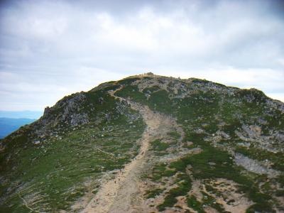 ピークに何かみえる。これを登るのか！？