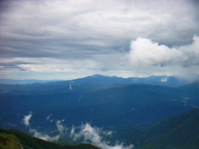 あの見えてる山はなんだろうか！？結構高い感じするけど地元では有名なんだろうか