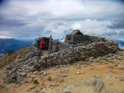 山頂にある神社の祠かな！？山にはこういうの多いよね