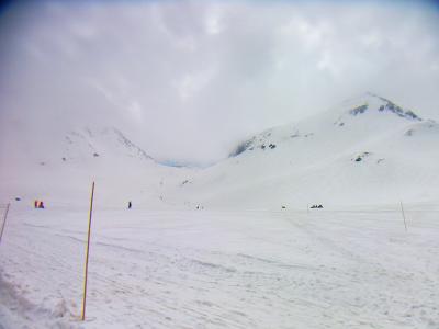 室堂からまずは一の越山荘を目指す。雪多いね
