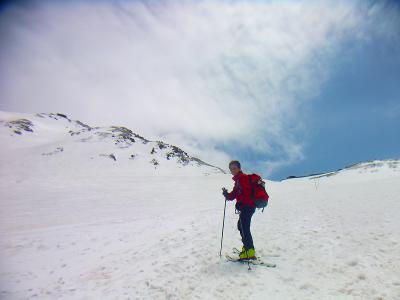 登っている途中でＹさんに撮影してもらった。もちろんショートスキーにシール付きで登る