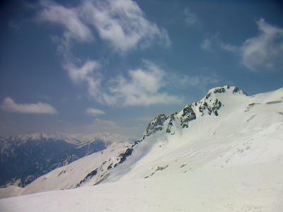 左側に見えてる山々はなんだろうか。まだ剱岳とか見えるはずはないけど北アルプスに違いはなさそうだ