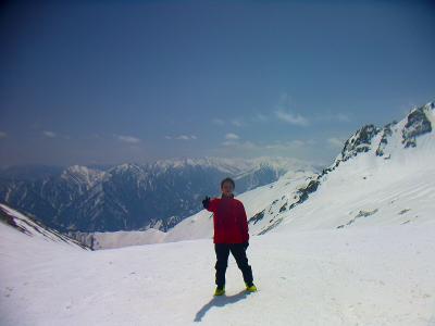 一の越山荘の前に到着。南側の北アルプスの山々が見えたので、それをバックに撮影してもらった