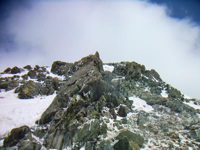 スキーを一の越山荘に置いて、アイゼンを装着して一人で雄山へ山頂アタック。ここからは岩がむき出しになった場所が多くてアイゼンでは歩きにくかったけど脱ぐわけにはいかない