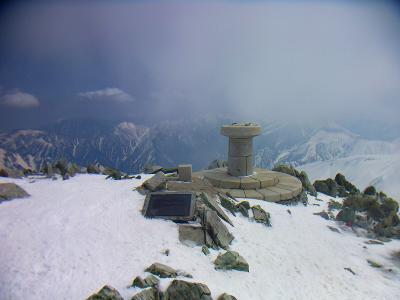 立山（雄山）の三角点に到着。Ｙさんを待たせているのもあるのでペースはやめに登ったけど、空気が薄いせいか息切れ状態でなんとか辿り着いた