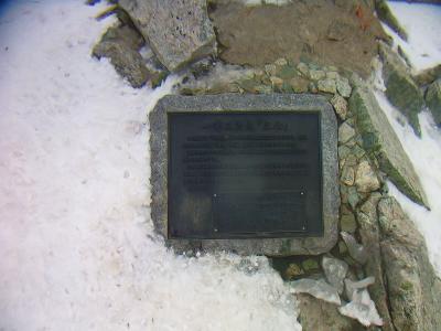 一等三角点の説明が書いてあったけど、写真ではわからんね