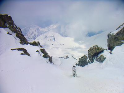 道標が雪で埋まってるけど、一体どのくらい雪が積もってるんだろうってくらい