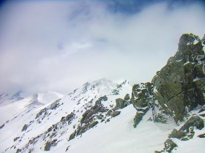 この先、大汝山も行きたかったけど爆風と雪庇がすごいので今回はここで断念する。まあ立山の主峰に登れたので良かった