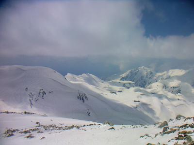 下山途中の風景。しかしながら、とても5月だと思えない雪の量だ