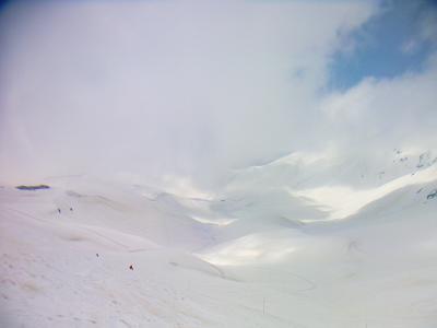一の越山荘からスキーで下るがＹさんは怖がってアイゼンを装着して歩いて下って行ったのでゆっくりだった。あちこちシュプールがあって、滑りがいがあるのよね。次回はもっと上からスキーで滑ろうかと思う
