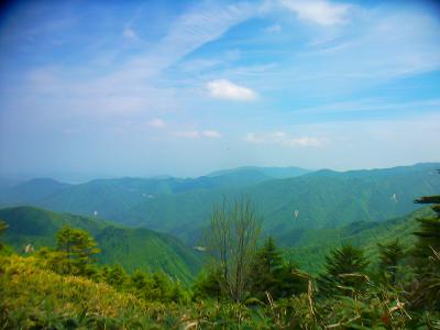 ここで少し展望があった。霞んでいるけど肉眼ではちゃんと見えていた