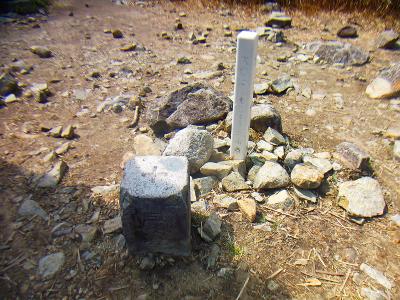 恵那山一等三角点(2189.81m)。ついに恵那山の山頂とされる場所に到着
