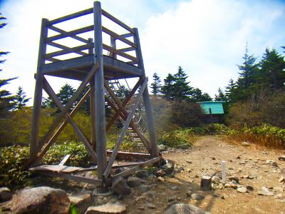 山頂には展望台があったけど、登ってみても何の展望もない。昔はあったんだろうか！？本当の頂上を目指す