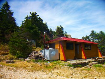 恵那山頂避難小屋があった。結構、立派な避難小屋だけど泊まれるのかな！？