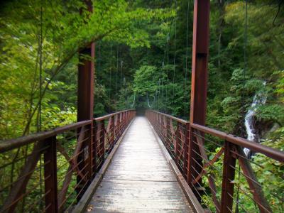 これも立派な吊り橋を渡る。なんと歩きやすいというか、観光地を歩いてるみたいだ