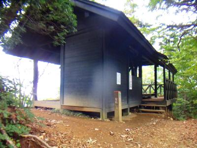 見晴し小屋。これ小屋というより東屋のような気もするけど・・・