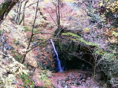 この滝はなんか祭られているんだろうか。小さい滝なんだけどね
