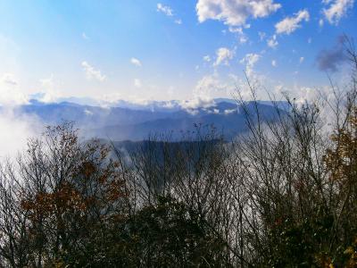展望はあるけどガスがすごい。雲に隠れて山々がとぎれとぎれに見える
