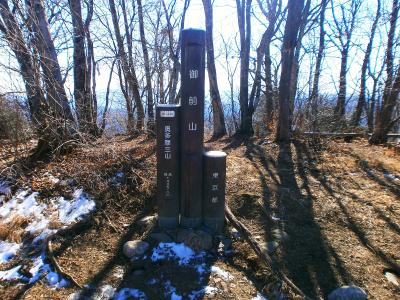 ということで奥多摩三山の御前山(1405m)に到着。これで奥多摩三山は全て制覇した