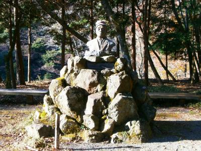 なんかの像があった。調べてみると山の恩人、尾関広氏の像らしい