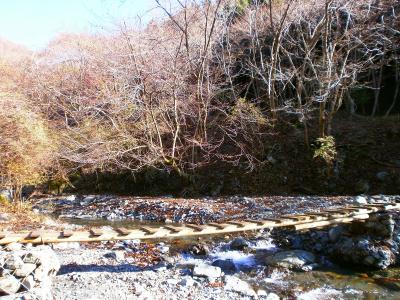 沢を渡っていよいよ登山道に入る