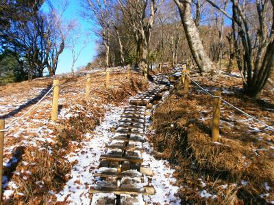 雪が増えてきた。整備された道だけど滑らないように注意して登った