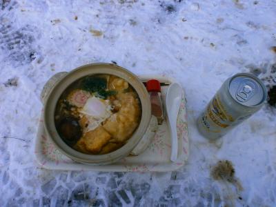 おまちかねの鍋焼きうどんを食べる。これだけの鍋をどこから持ってきたのか不思議だったけど美味かった！ビールは寒くて失敗だったのはいうまでもない